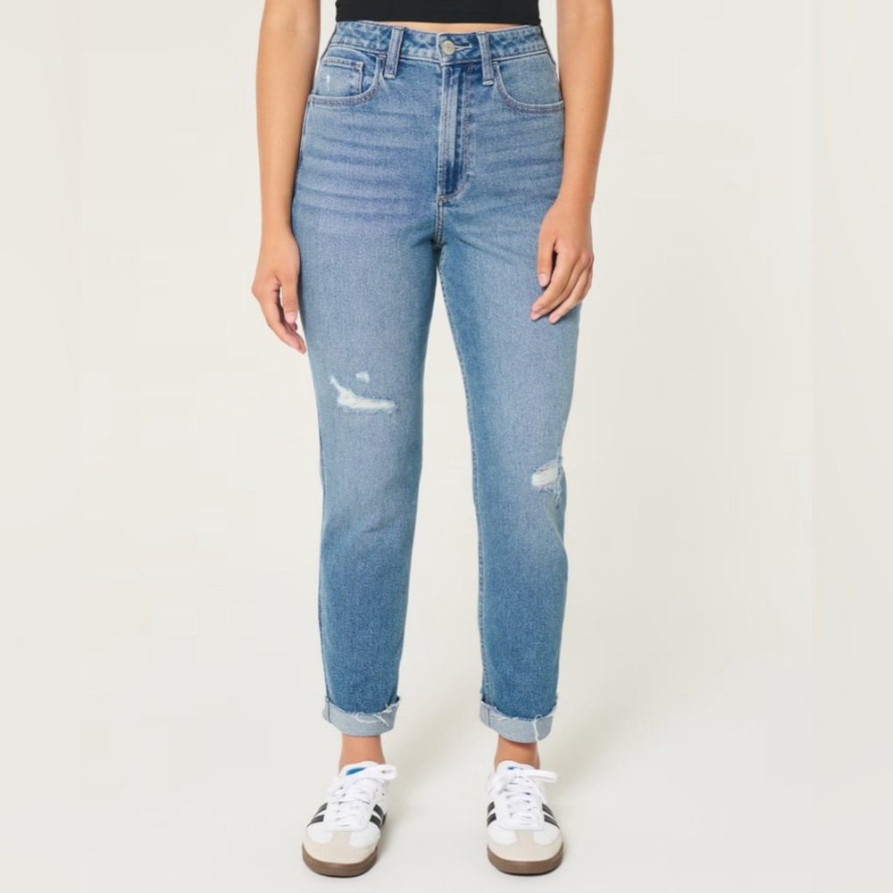 NWT CURVY ULTRA HIGH-RISE RIPPED MEDIUM WASH MOM JEANS